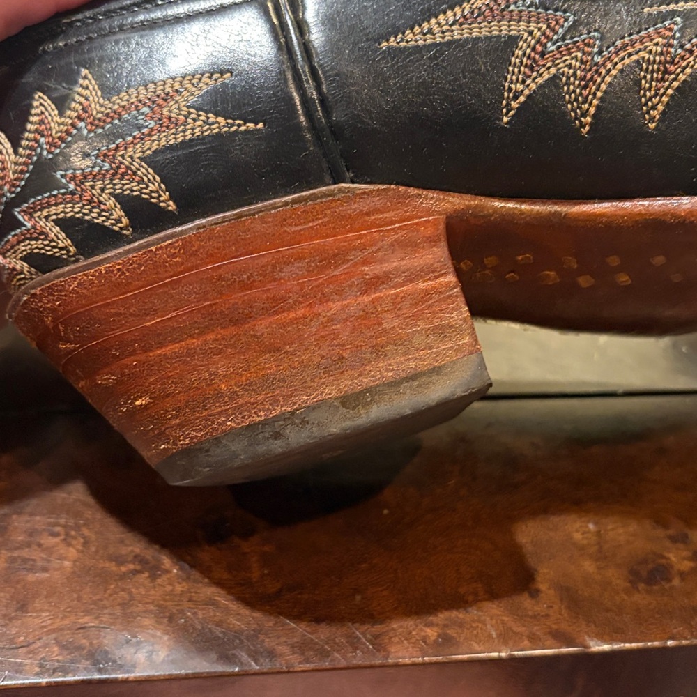 Lucchese women's cowboy boots these are size 8.5 B

Great condition - Picture 4 of 13
